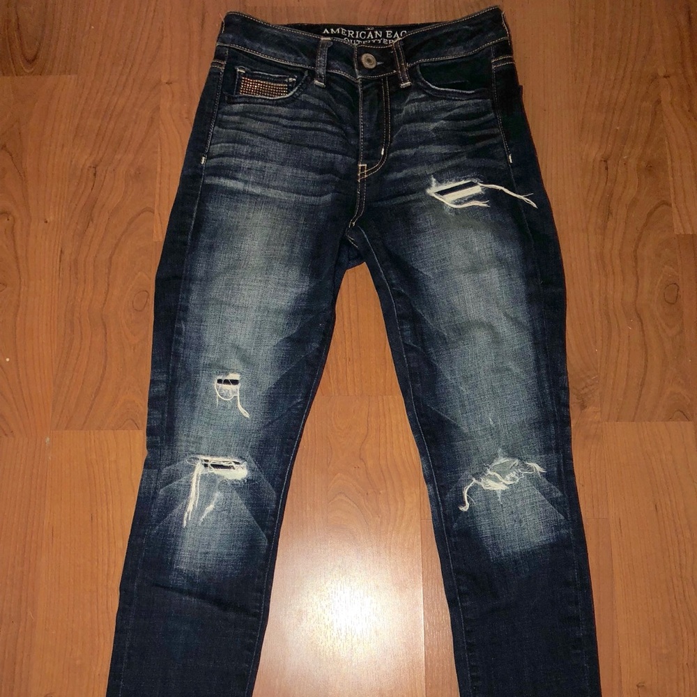 High-waisted ripped jeans